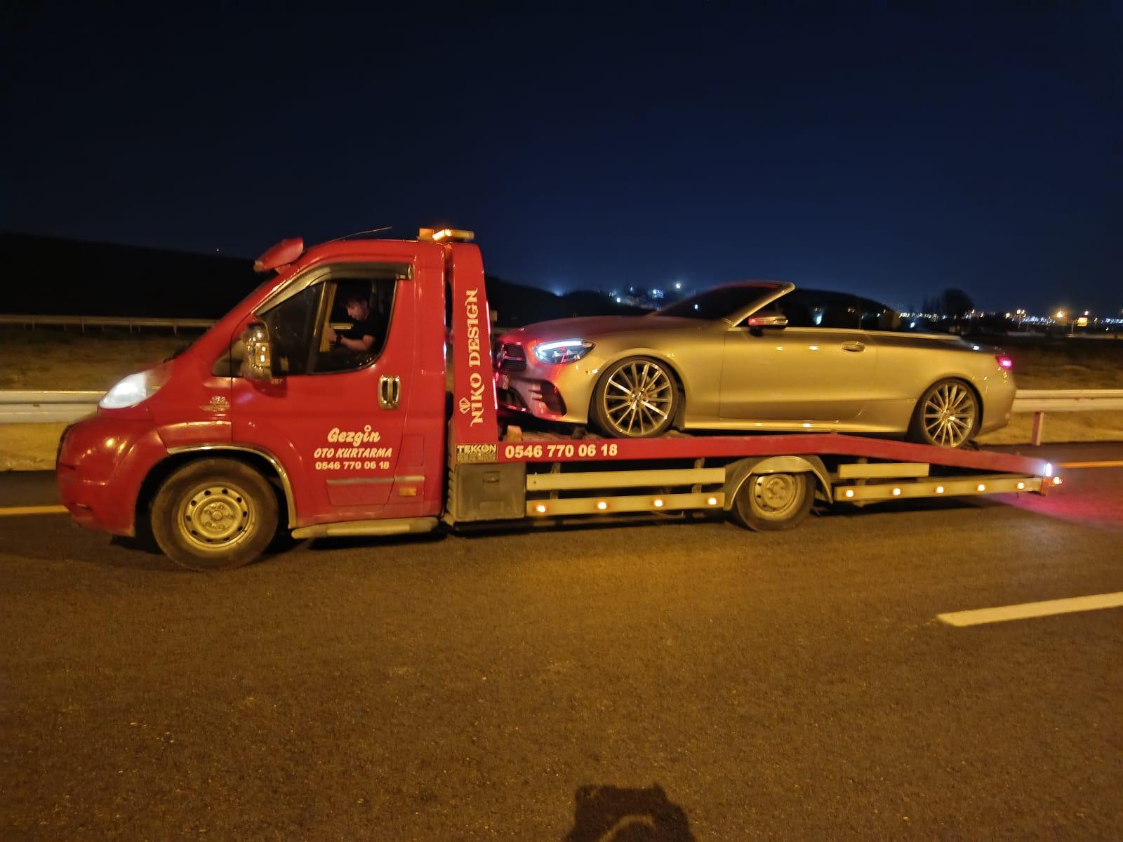 Gezgin Oto Kurtarma çekicisi gece Ankara çevre yolunda lüks bir otomobili taşırken